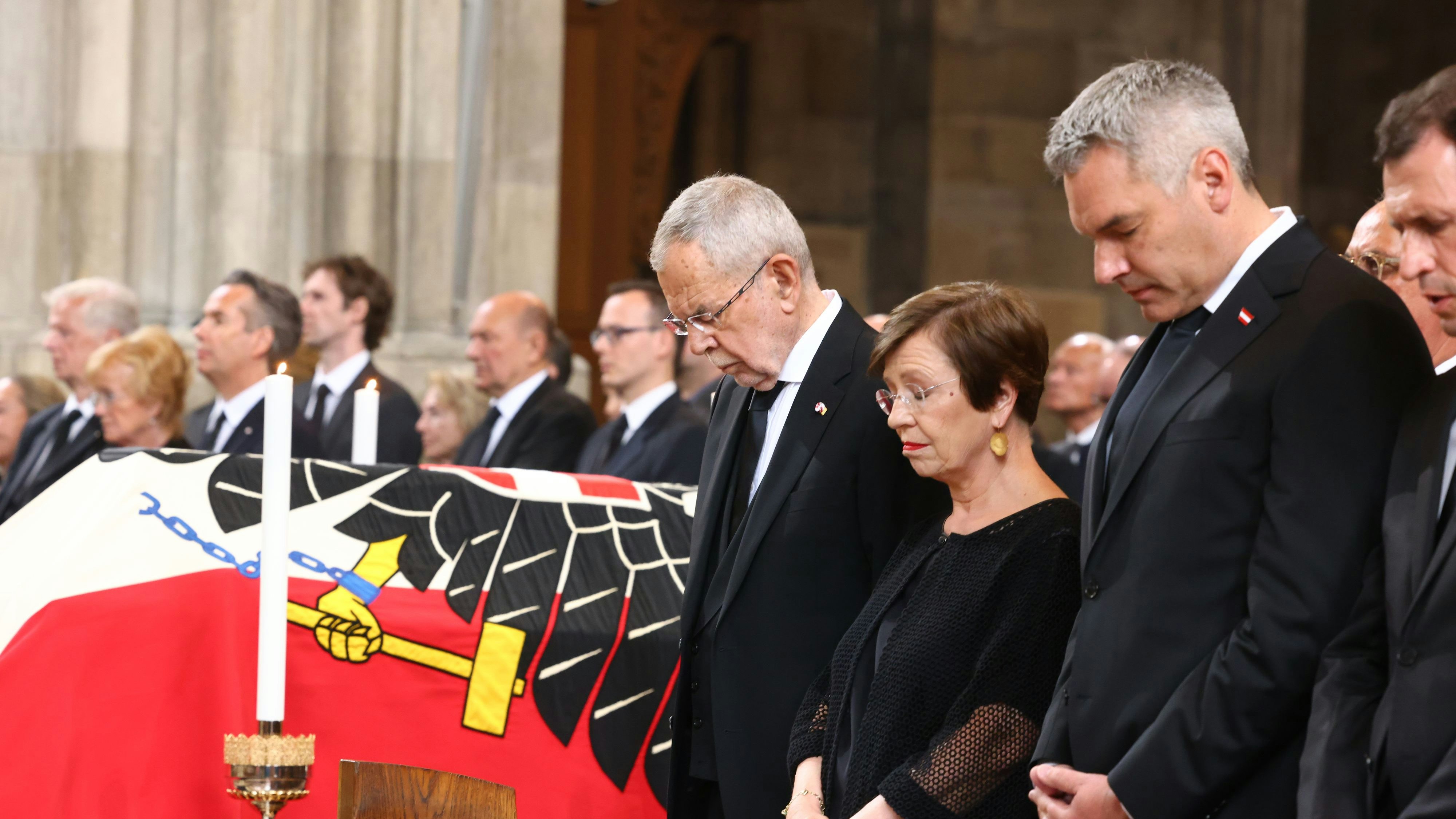 Bundespräsident Alexander Van der Bellen, Ehefrau Doris Schmidauer und Kanzler Karl Nehammer erwiesen Bierlein die letzte Ehre.