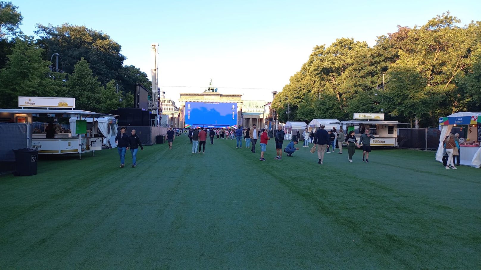 Die komplette Fanzone wurde mit Kunstrasen ausgelegt. Der soll nach dem Turnier Fußballklubs zur Verfügung gestellt werden,