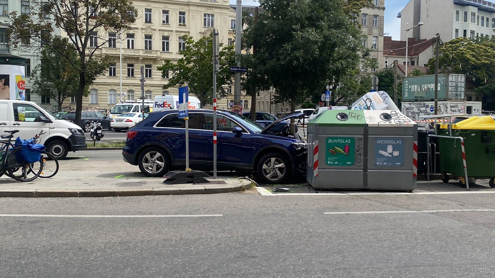 Ein Auto raste direkt in mehrere Gegenstände, erfasste auch eine Passantin.