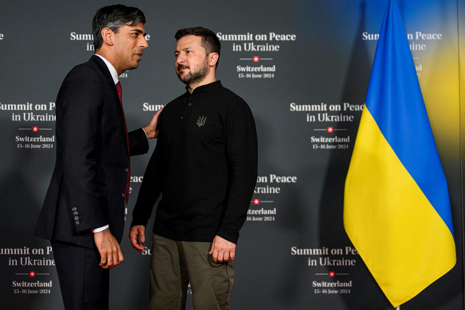 Der britische Premierminister Sunak und Wolodymyr Selenskyj am Rande der&nbsp;Friedenskonferenz.