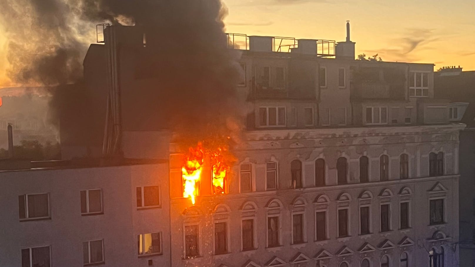 <strong>15.06.2024: Flammen-Inferno in Wien-Favoriten.</strong> In Wien-Favoriten kam es in der Nacht auf Samstag zu einem Wohnungsbrand. 11 Personen mussten behandelt werden. <a data-li-document-ref="120042504" href="https://www.heute.at/s/flammen-inferno-in-wien-feuerwehr-rettet-bewohner-120042504">Alle Infos &gt;&gt;</a>