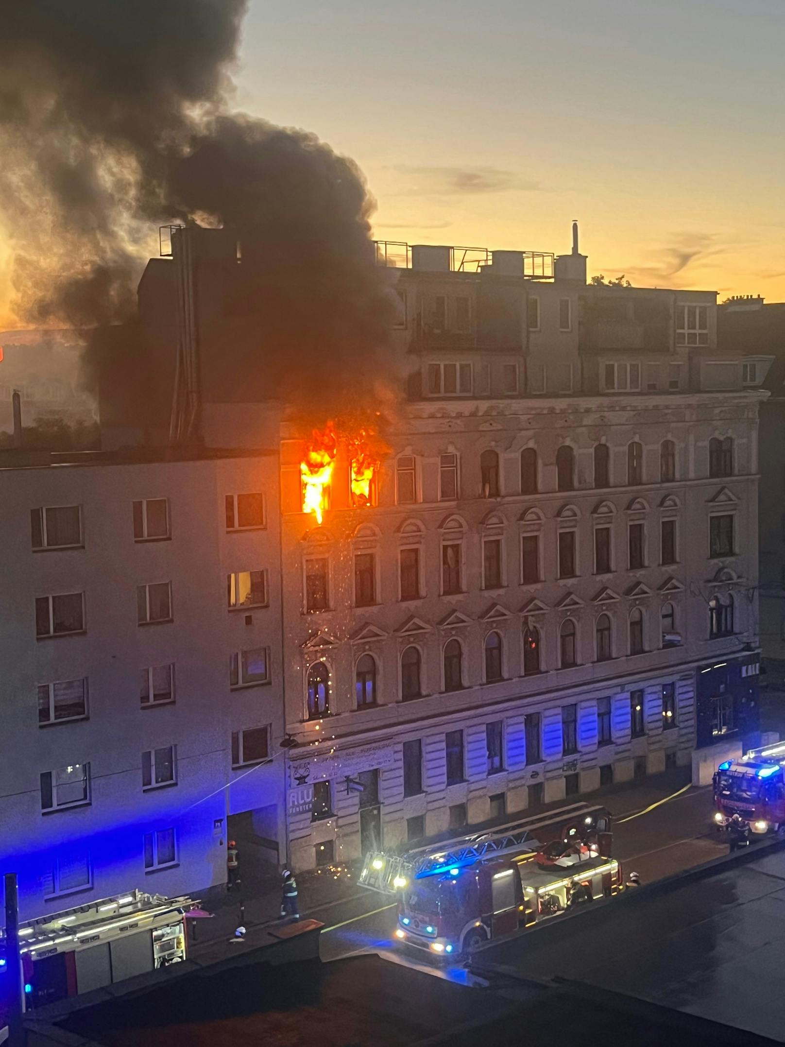 Gegen 4.15 Uhr ging bei der Feuerwehr eine Alarmierung eines Zimmerbrandes im dritten Obergeschoss eines Wohnhauses ein.