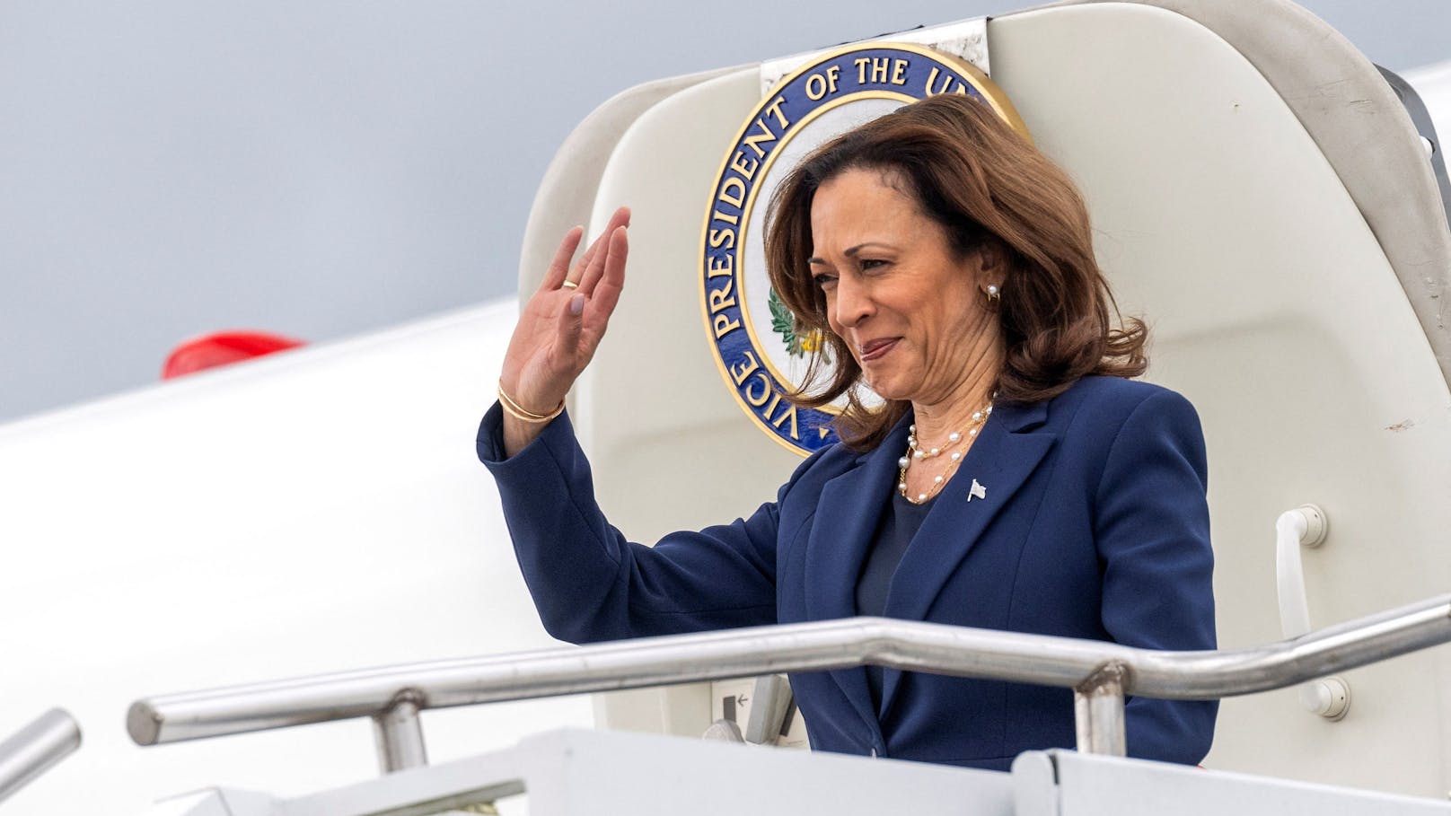 Die Vizepräsidentin der Vereinigten Staaten, Kamala Harris, winkt bei ihrer Ankunft am Flughafen Zürich am Samstag.