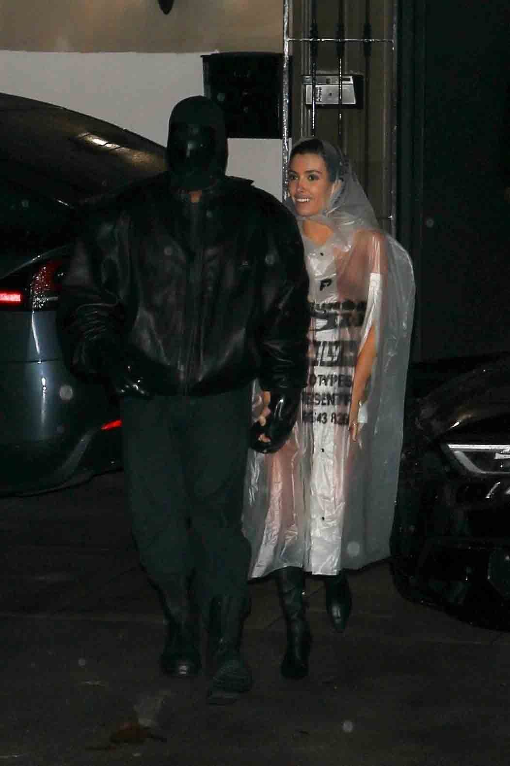 Schon einmal zeigte sich Bianca Censori in einem durchsichtigen Regenmantel.