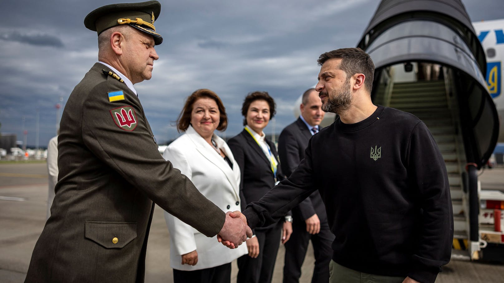 Der ukrainische Präsident Wolodimir Selenski bei seiner Ankunft am Flughafen Zürich.