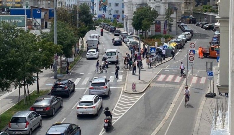 Kollision bei Wienzeile – Unfall-Auto erfasst Seniorin