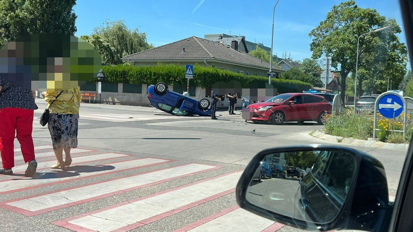 Auto landet nach Kollision in Wien auf dem Dach