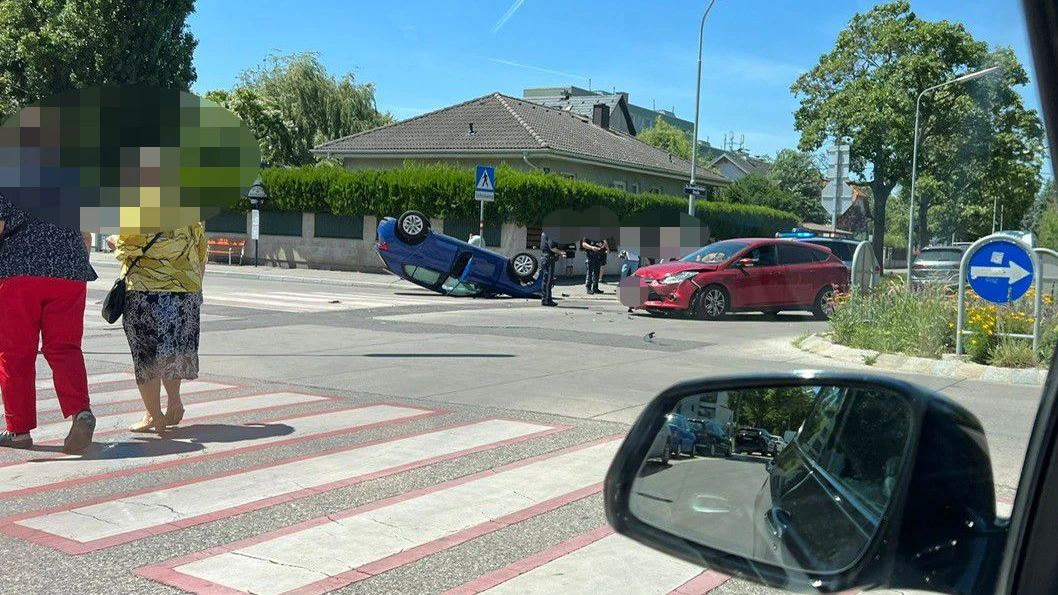 Auto landet nach Kollision in Wien auf dem dach