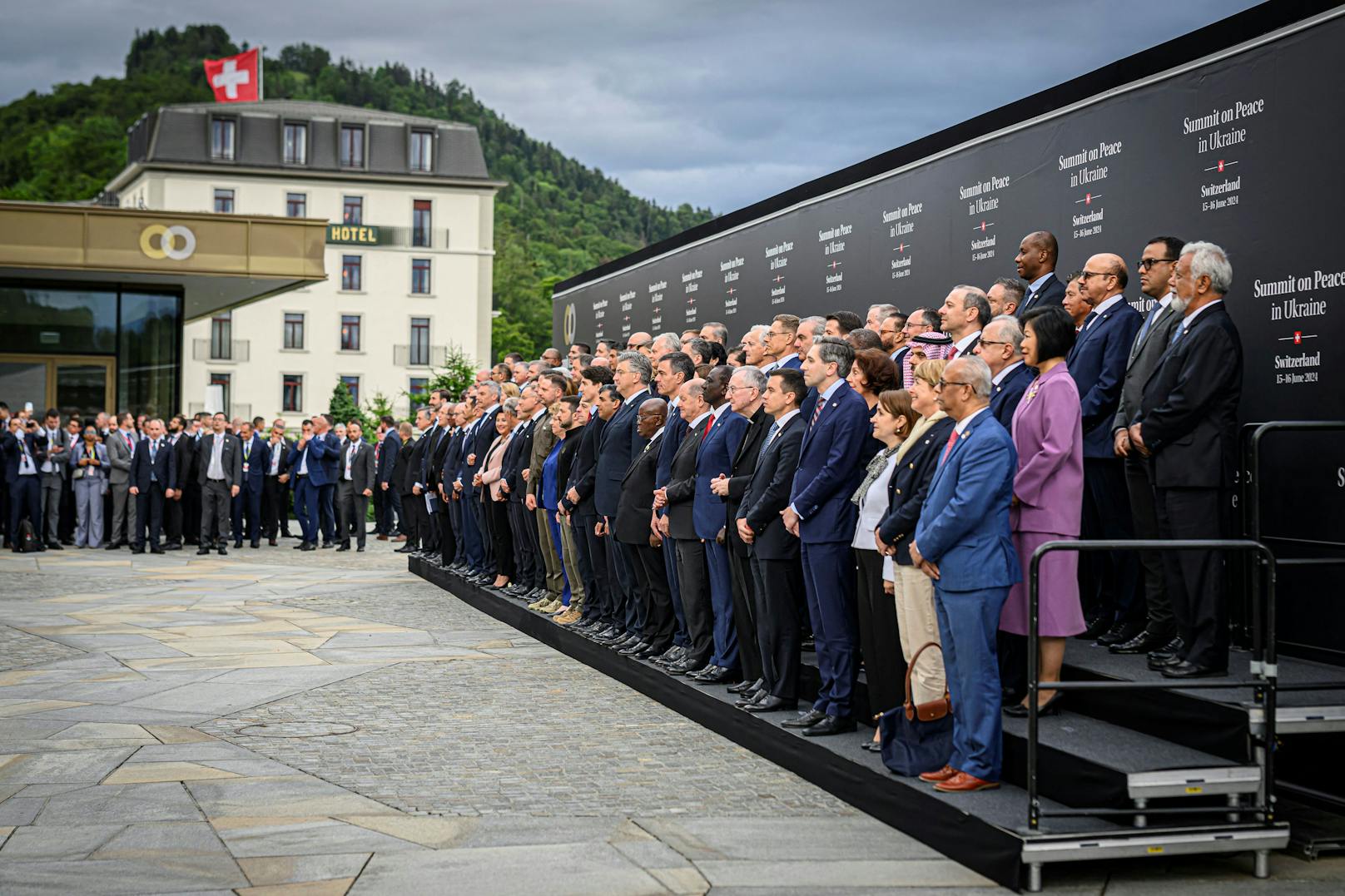 Nach dem ersten Tag des Ukraine-Friedensgipfels versammelten sich die teilnehmenden Staats- und Regierungschefs neben dem Konferenzhotel "Bürgenstock Ressort".