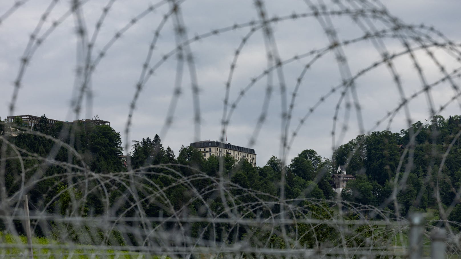 Der Austragungsort der Konferenz wird schwer bewacht.