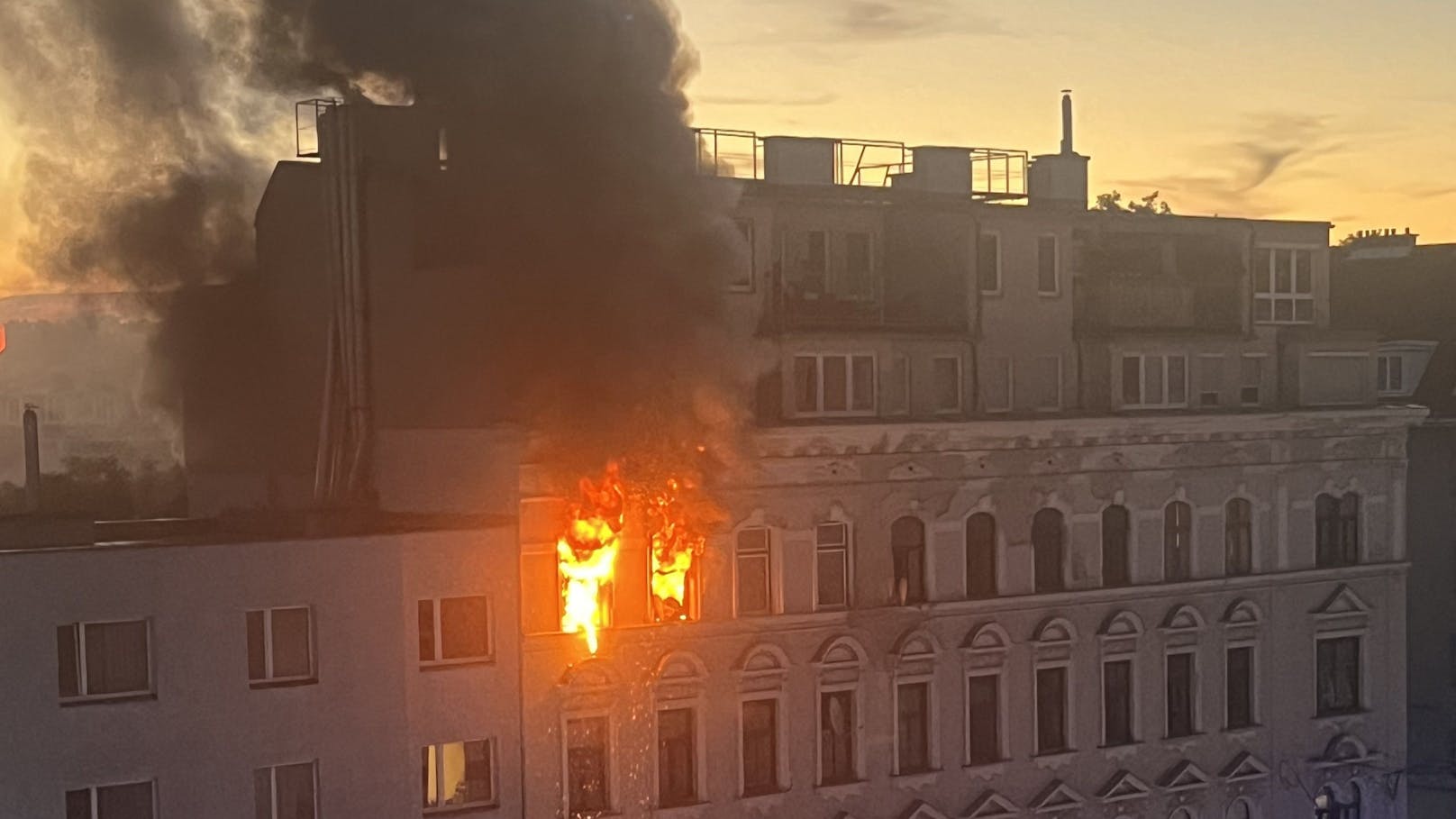 Beim Eintreffen der Florianis sprühten bereits Flammen-Funken aus zwei Fenstern.