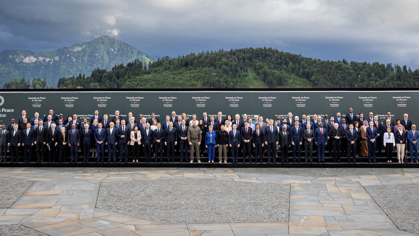 Nach dem ersten Tag des Ukraine-Friedensgipfels versammelten sich die teilnehmenden Staats- und Regierungschefs neben dem Konferenzhotel "Bürgenstock Ressort".