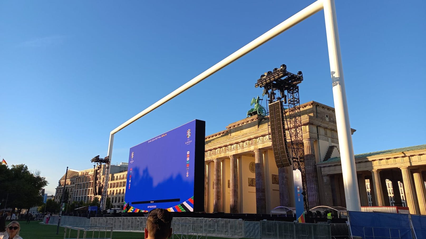 Die Fanzone vor dem Brandenburger Tor - inklusive Mega-Fußballtor.