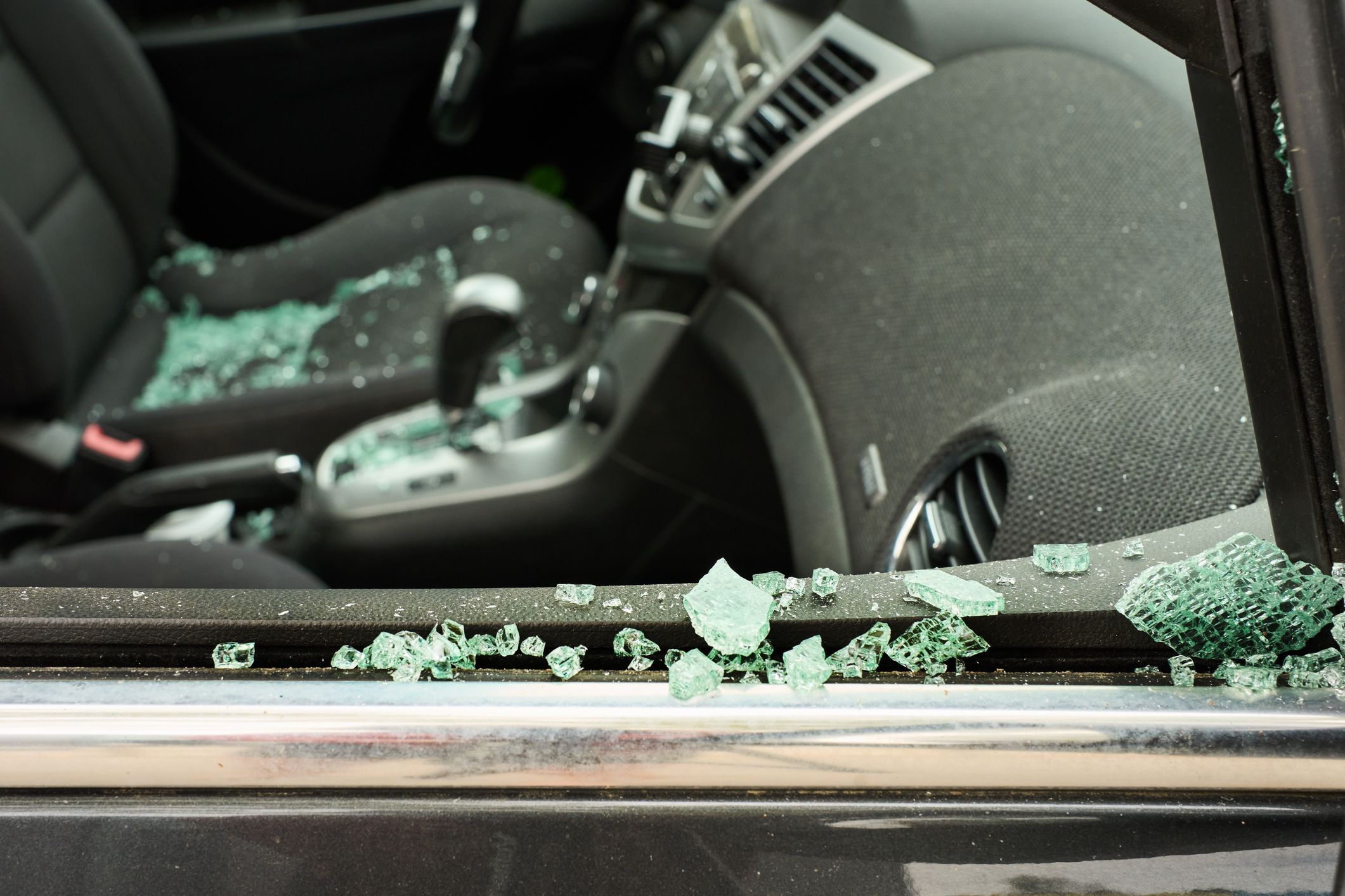 Die Dreiecksscheibe des Autos war eingeschlagen. (Symbolfoto)