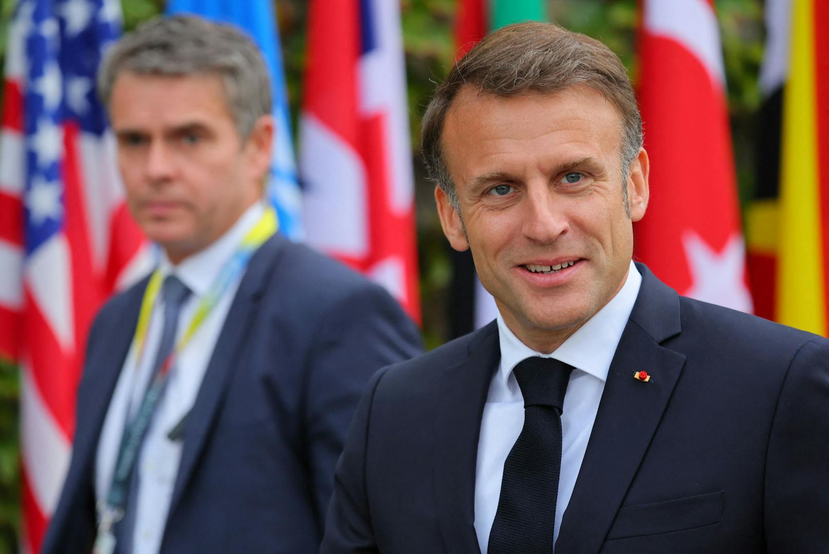 Frankreichs Präsident Macron bei der Friedenskonferenz. Schon bald will Macron der Ukraine Kampfjets zur Verfügung stellen.