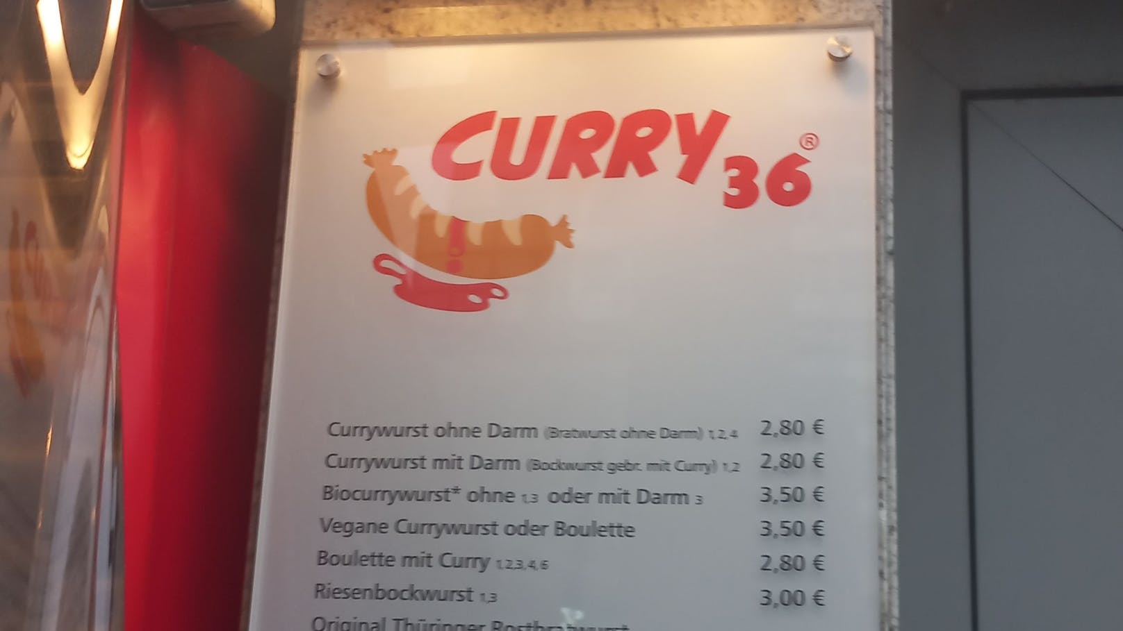 Currywurst ohne und mit Darm. Kostenpunkt: 2,80 Euro