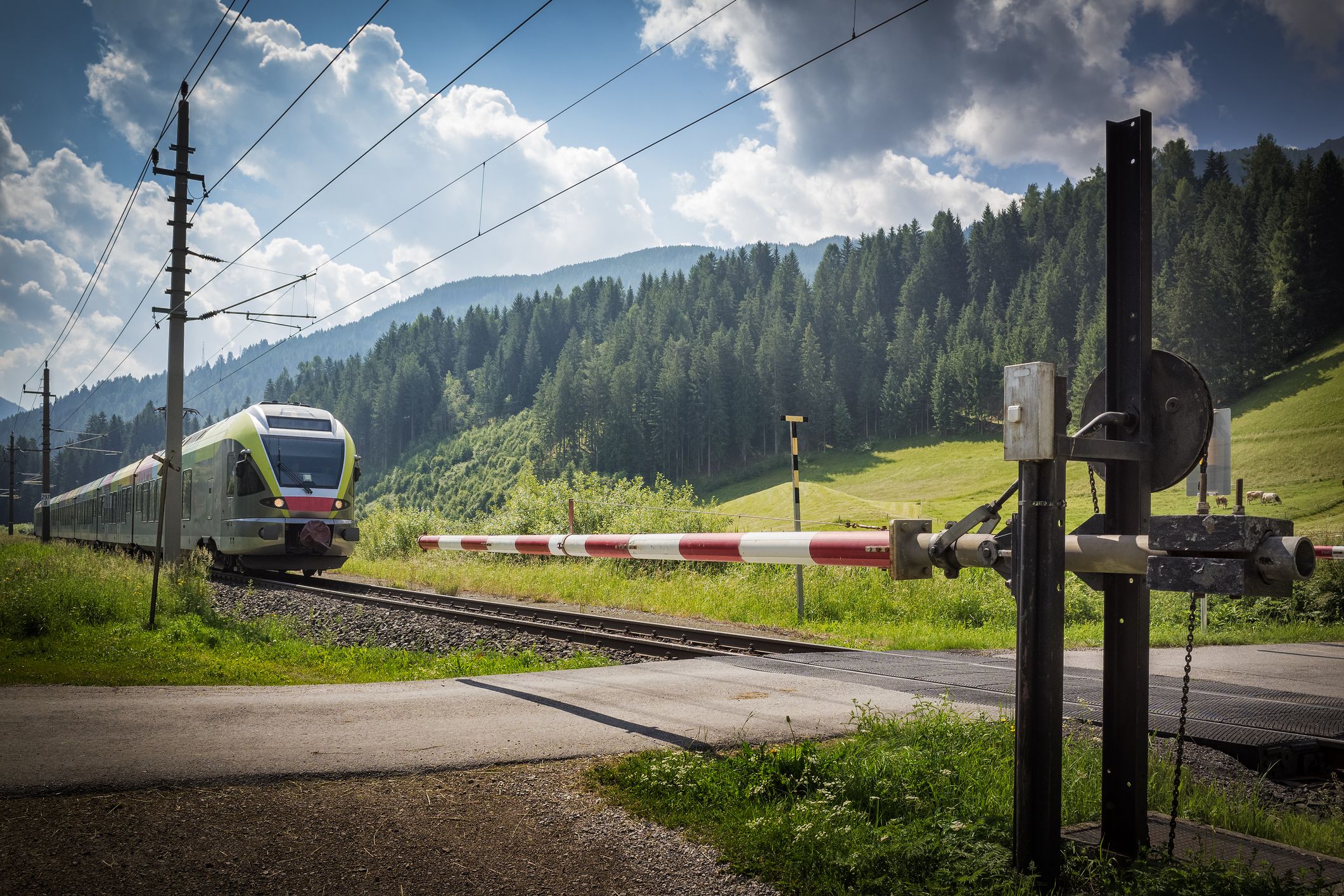 Der Mann wurde bei einem Bahnübergang erfasst und tödlich verletzt. (Symbolbild)