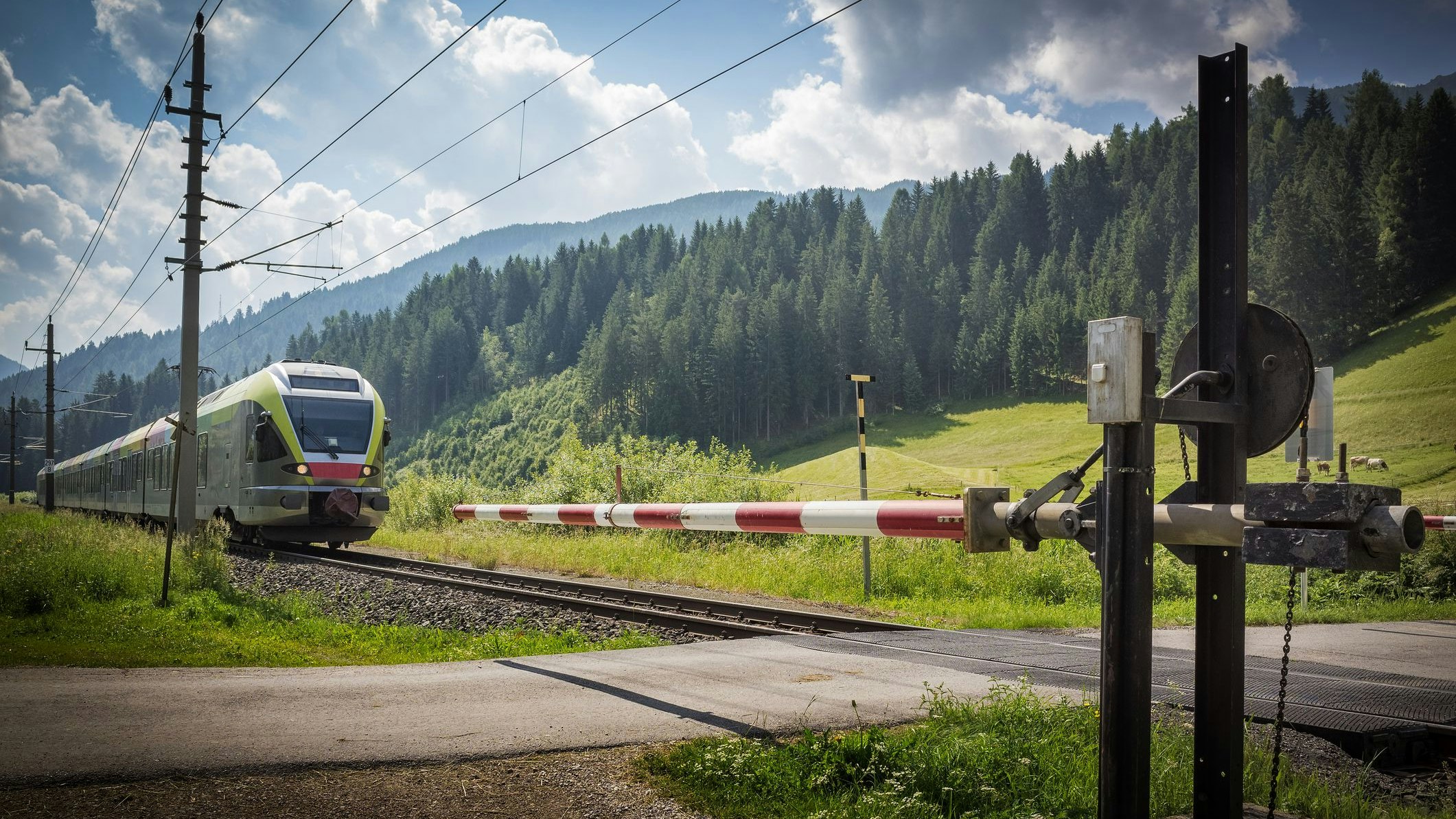 Der Mann wurde bei einem Bahnübergang erfasst und tödlich verletzt. (Symbolbild)