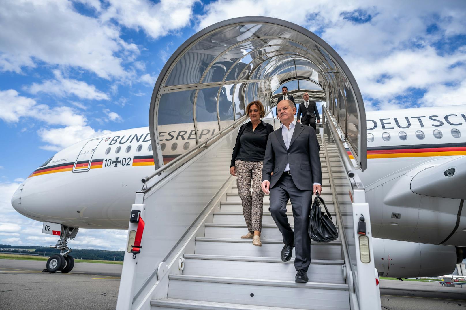 Der deutsche Bundeskanzler Olaf Scholz bei seiner Ankunft zur Ukraine-Konferenz am Flughafen Zürich.