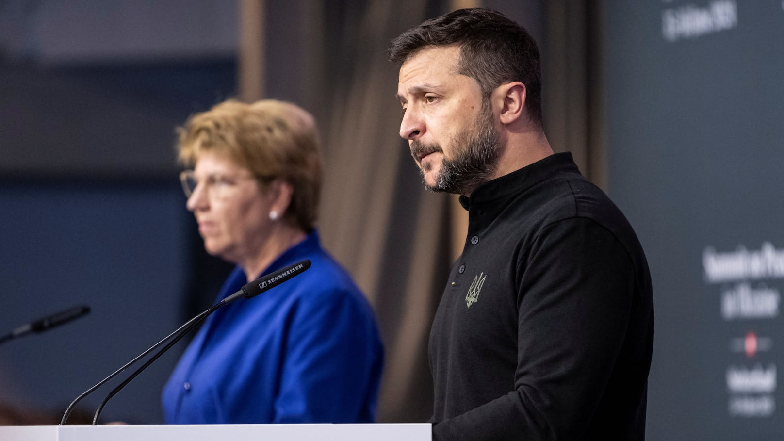 Die Schweizer Bundespräsidentin Viola Amherd (links) und der ukrainische Präsident Wolodimir Selenski halten ein Medienbriefing während des Gipfels zum Frieden in der Ukraine am Samstag.