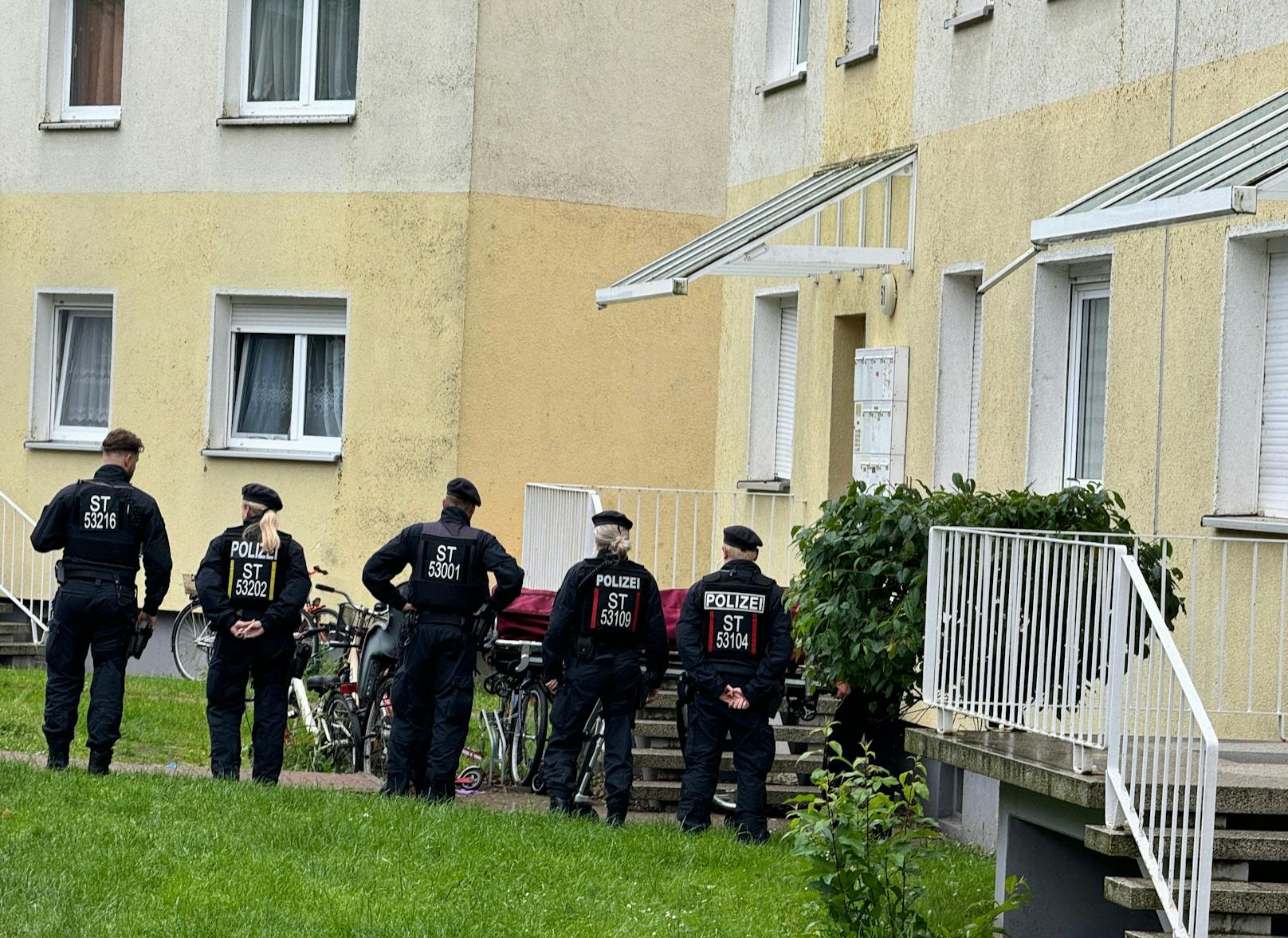 Bereits davor soll er mehrere Menschen mit der Waffe bedroht haben und in einer Plattenbauwohnung sogar einen Mann getötet haben.