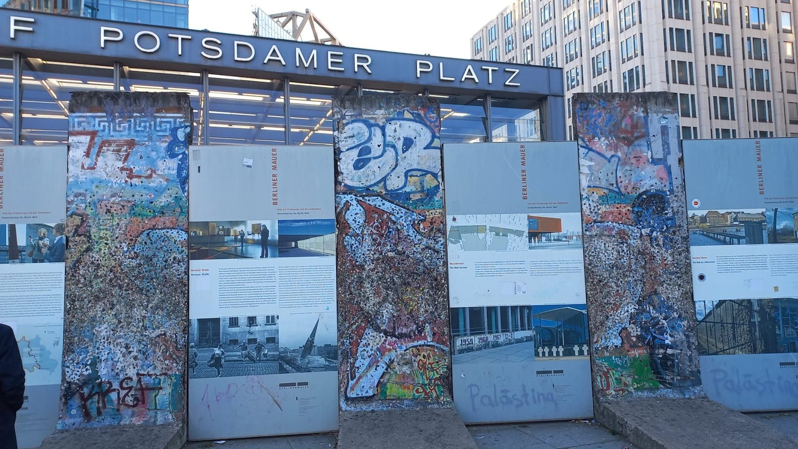 Der Potsdamer Platz mit einem Teil der Berliner Mauer.