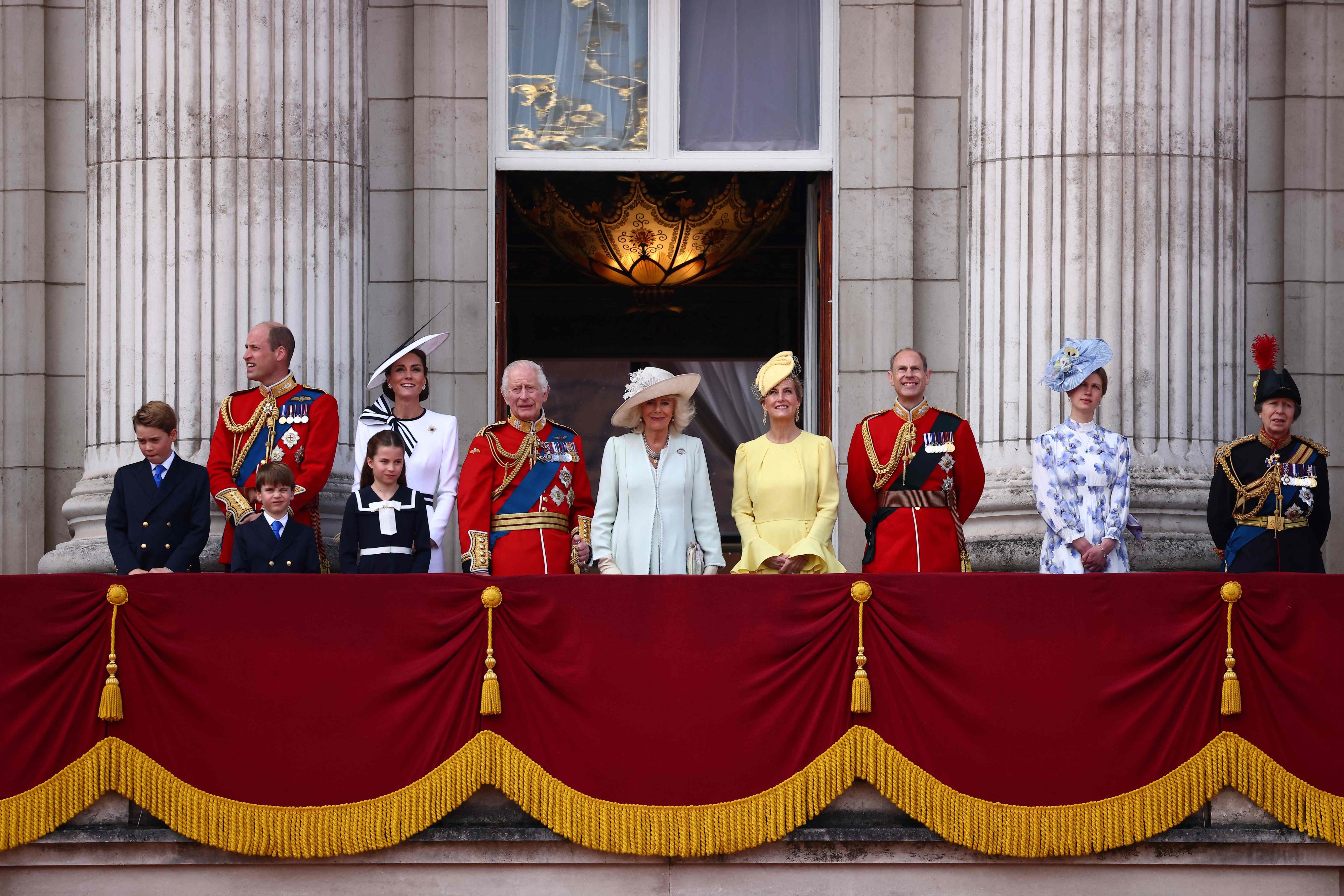 König Charles III und Königin Camilla stehen mit Prinz George (l.) , Großbritanniens Prinz William, Prinz Louis, Prinzessin Kate, Prinzessin Charlotte, Sophie, Herzogin von Edinburgh, Prinz Edward, Lady Louise Windsor und Großbritanniens Prinzessin Anne (r.) auf dem Balkon des Buckingham Palastes.