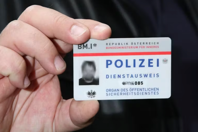 Falsche Polizisten sind auch mit falschem Polizei-Dienstausweis unterwegs. Symbolbild.