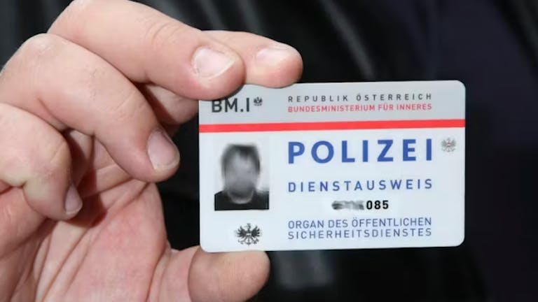Polizisten müssen sich immer mit Dienstausweis ausweisen aber auch diese Dokumente können