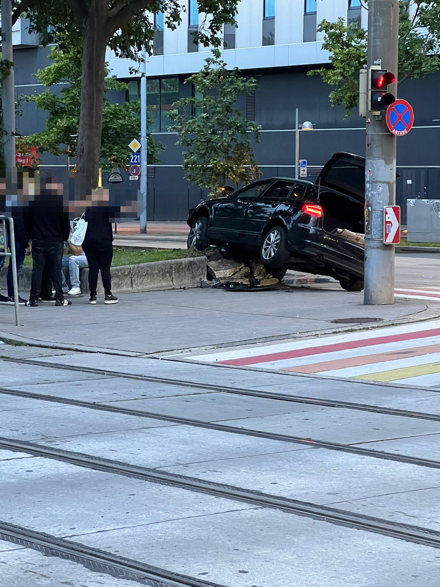Die Fahrt endete für einen Fahrzeuglenker am Gehweg.