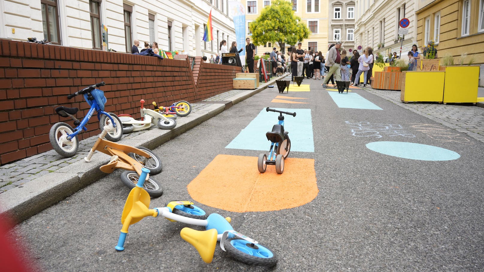 Studierende der TU Wien entwarfen Aufenthaltsplätze, Begrünungen und Beschattungen.