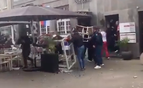 England-Hooligans attackieren serbische Fans.