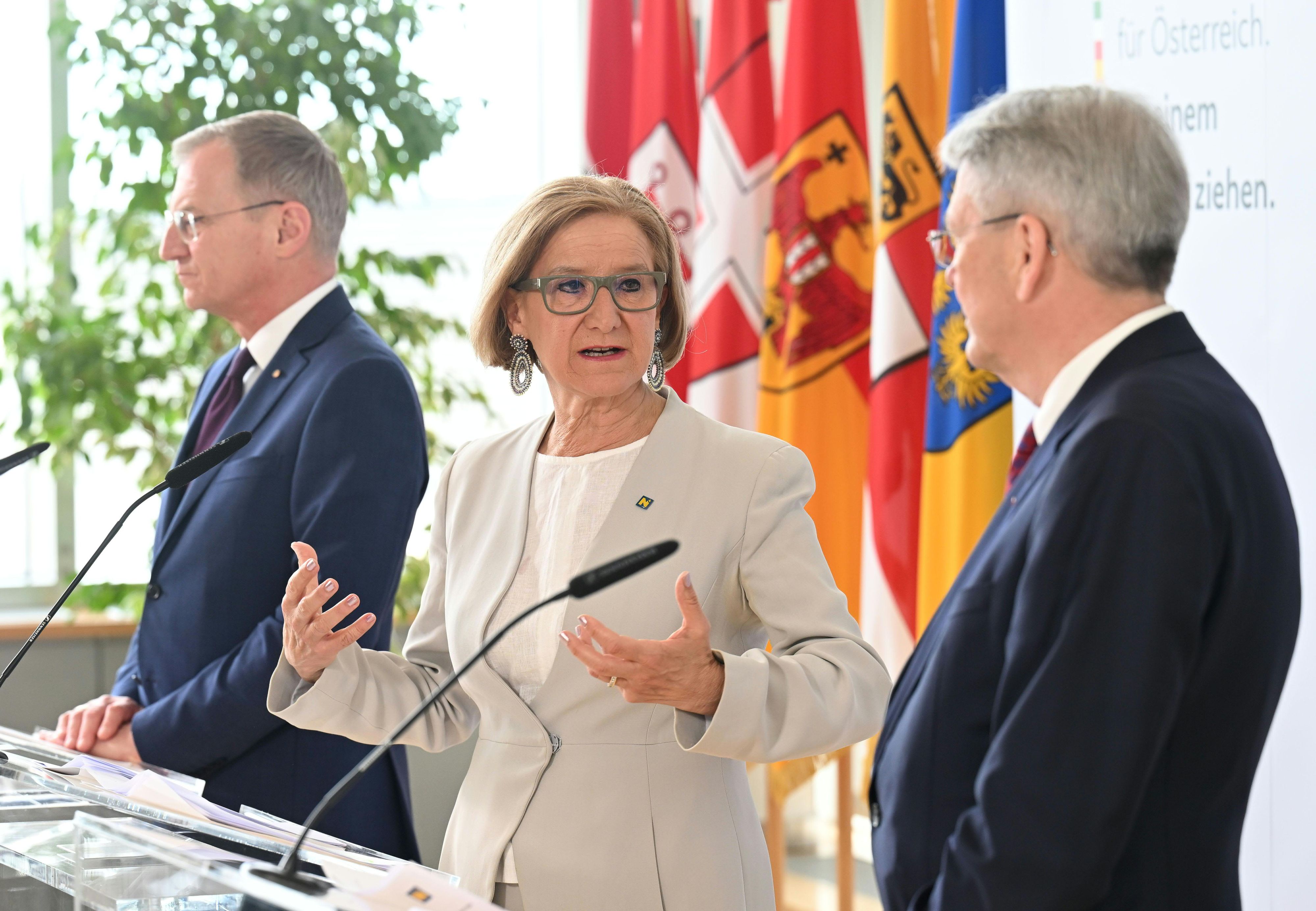 Johanna Mikl-Leitner (NÖ, ÖVP) ist im ersten Halbjahr 2024 Vorsitzende der Landeshauptleute-Konferenz. Hier zwischen Thomas Stelzer (OÖ, ÖVP) und Peter Kaiser (Ktn., SPÖ).