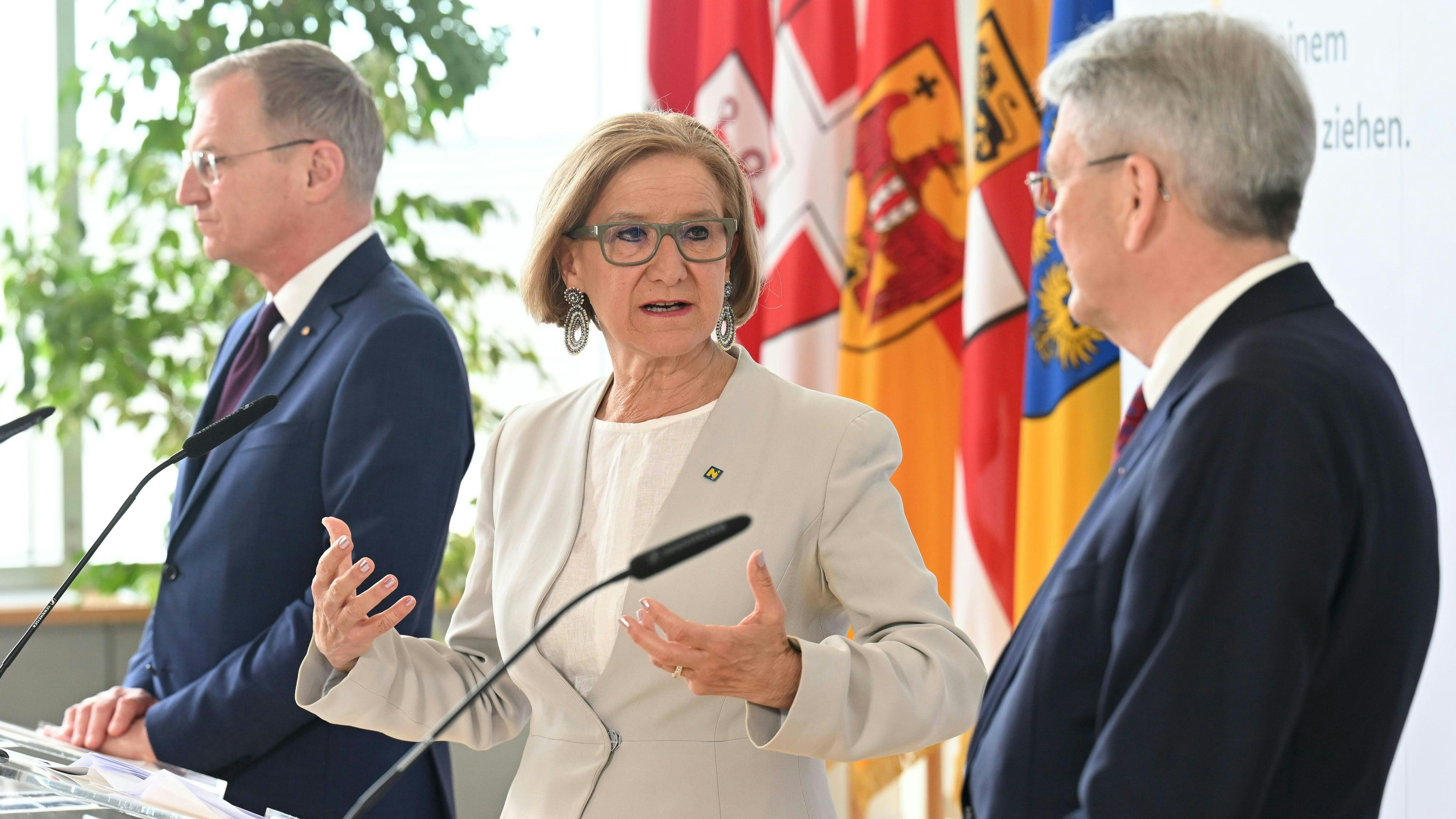 Thomas Stelzer (OÖ, ÖVP), Johanna Mikl-Leitner (NÖ, ÖVP) und Peter Kaiser (Ktn., SPÖ) am 3. April 2024 anlässlich der Landeshauptleute-Konferenz. Im ersten Halbjahr hat Mikl-Leitner den Vorsitz.