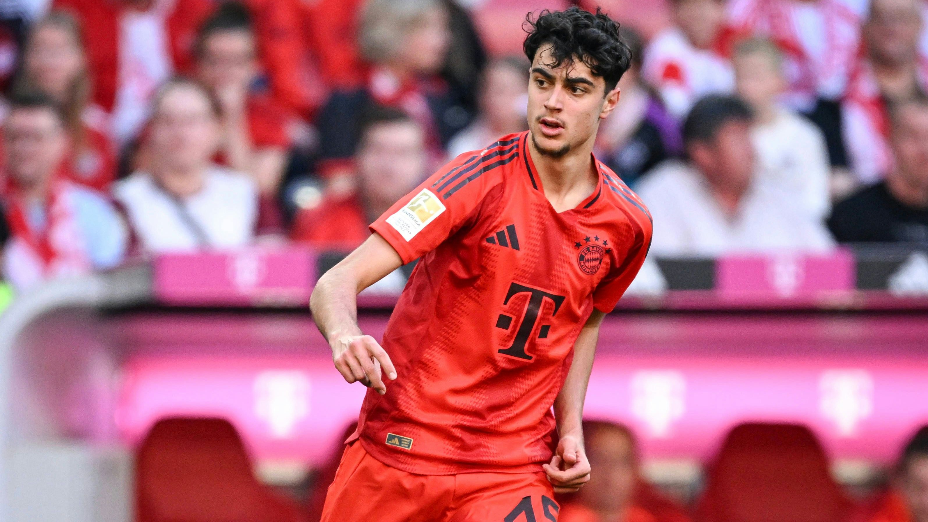 Aleksandar Pavlovic unterschreibt in München einen Vertrag bis 2029.