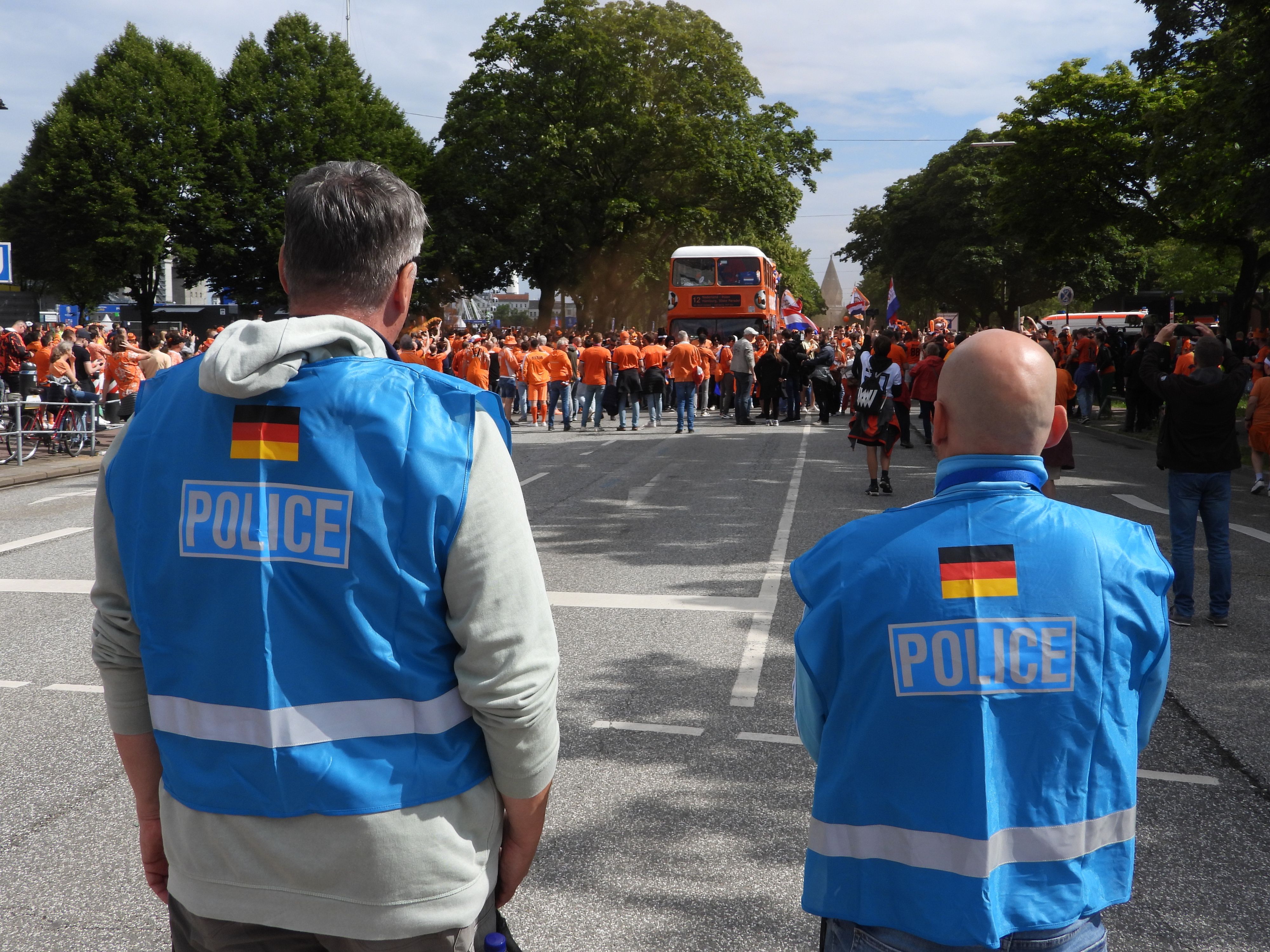 Mehrere Zehntausend niederländische Fußballfans sind am 16. Juni 2024 durch Hamburg marschiert. Am Rande kam es zu einem Axt-Angriff.