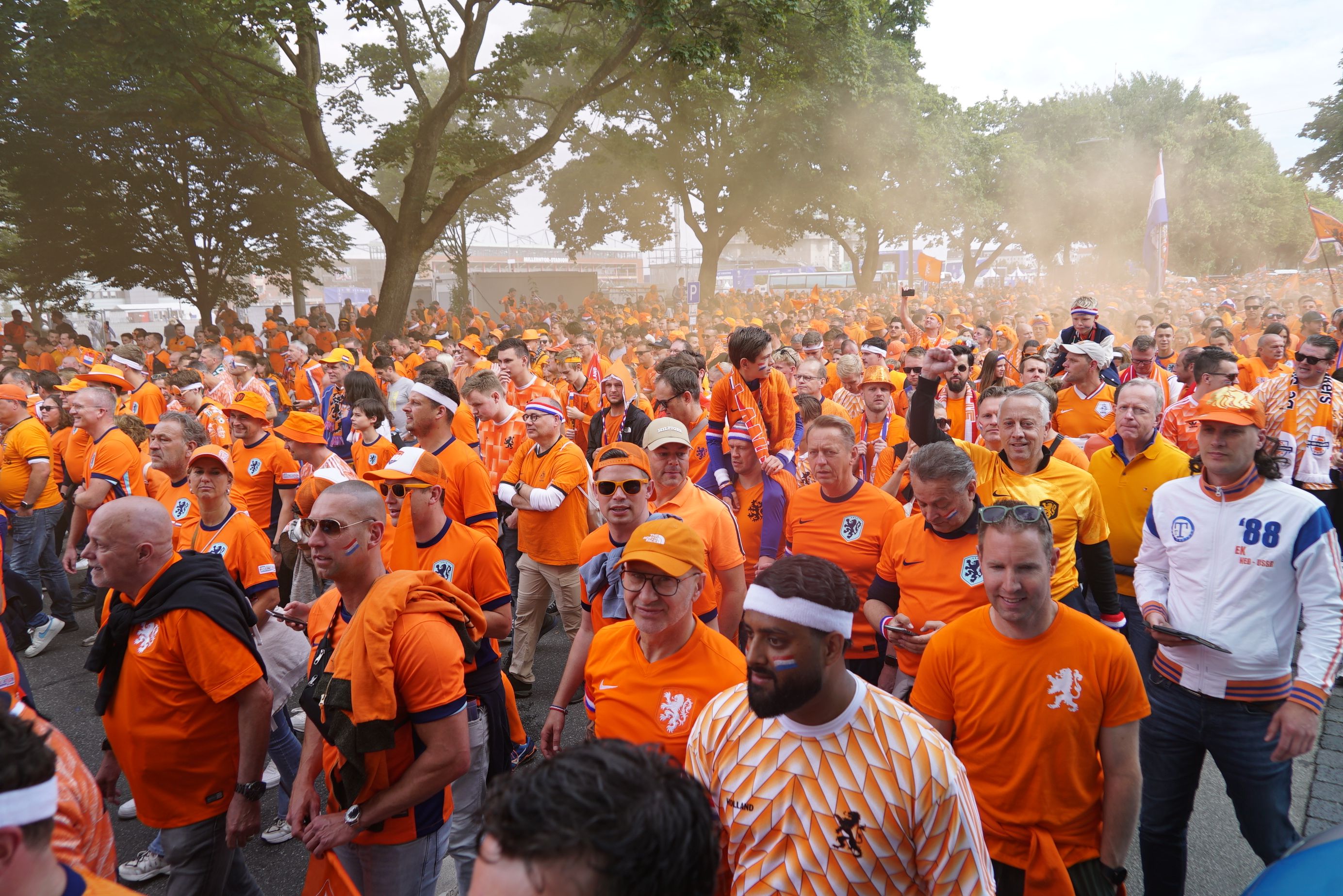 Die niederländischen Fans lassen es bereits Stunden vor der ersten Partie gegen Polen krachen.