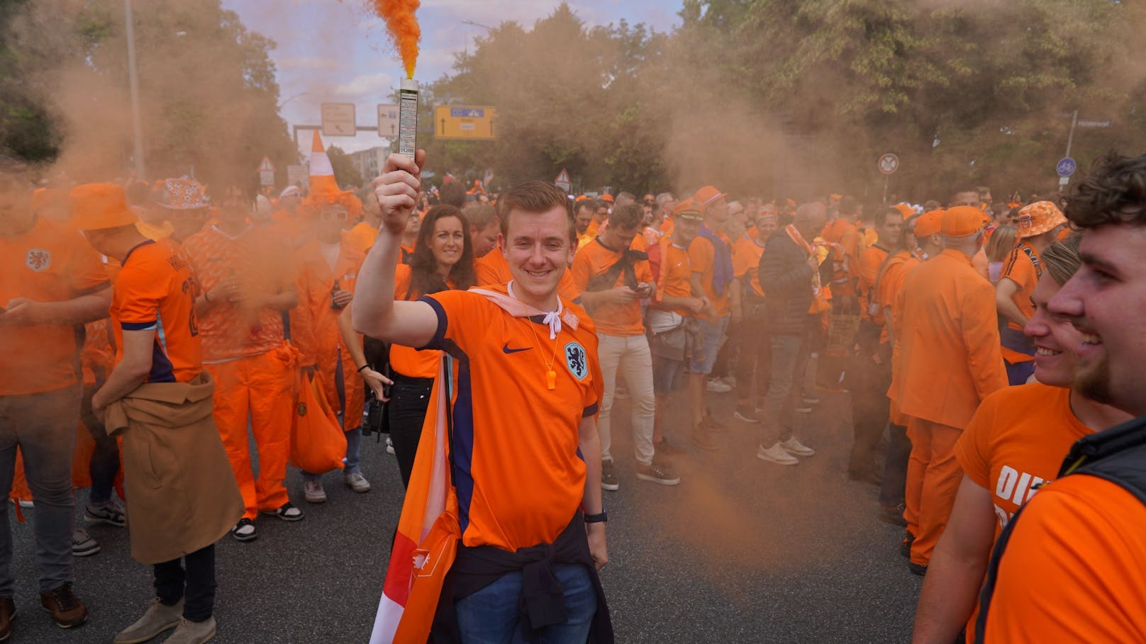 Grund ist das Spiel der Niederlande gegen Polen im Rahmen der Fußball-EM im Volksparkstadion.