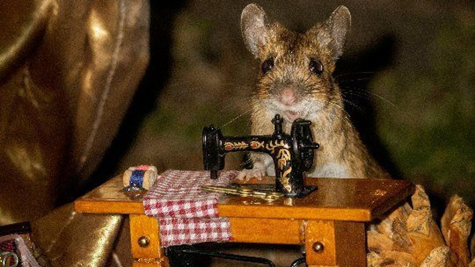 Waldmaus "Lucien" an der Nähmaschine