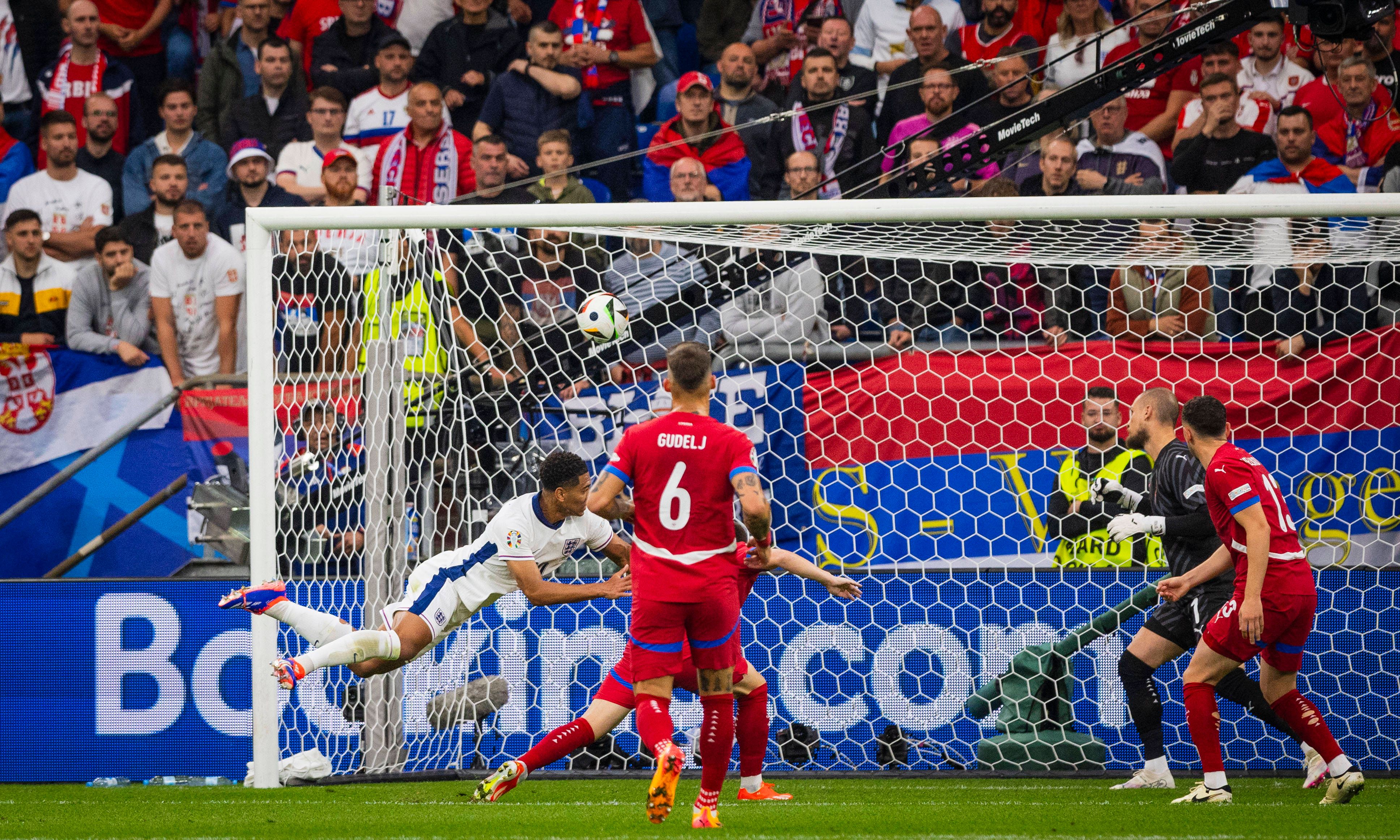 Bellingham fliegt und trifft.