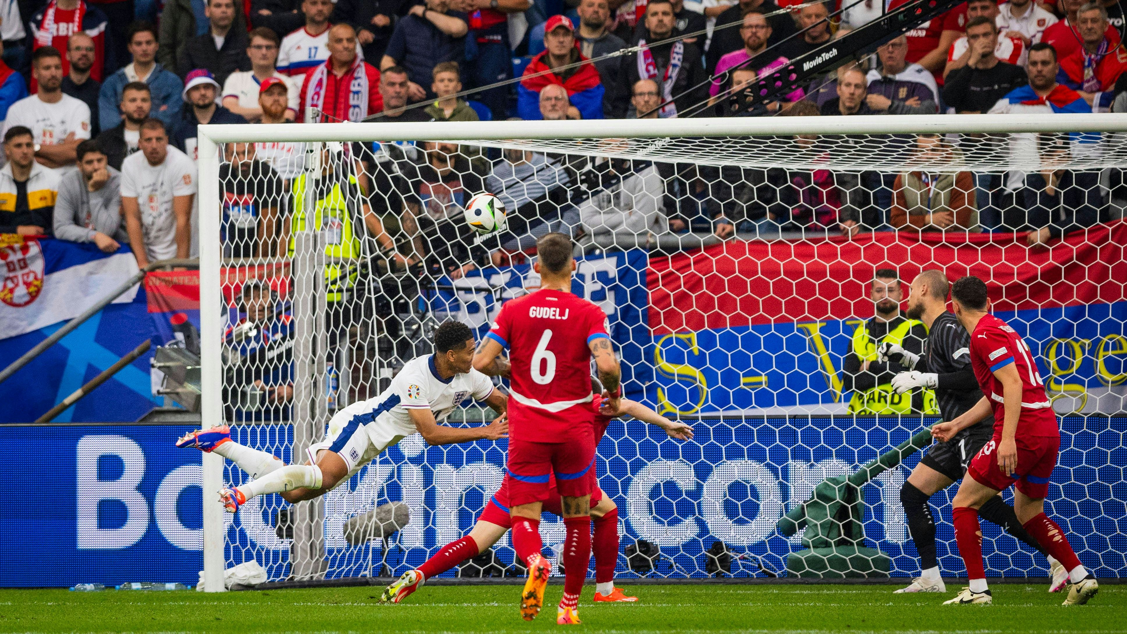 Heute.at - Bellingham köpft England zum minimalistischen Sieg