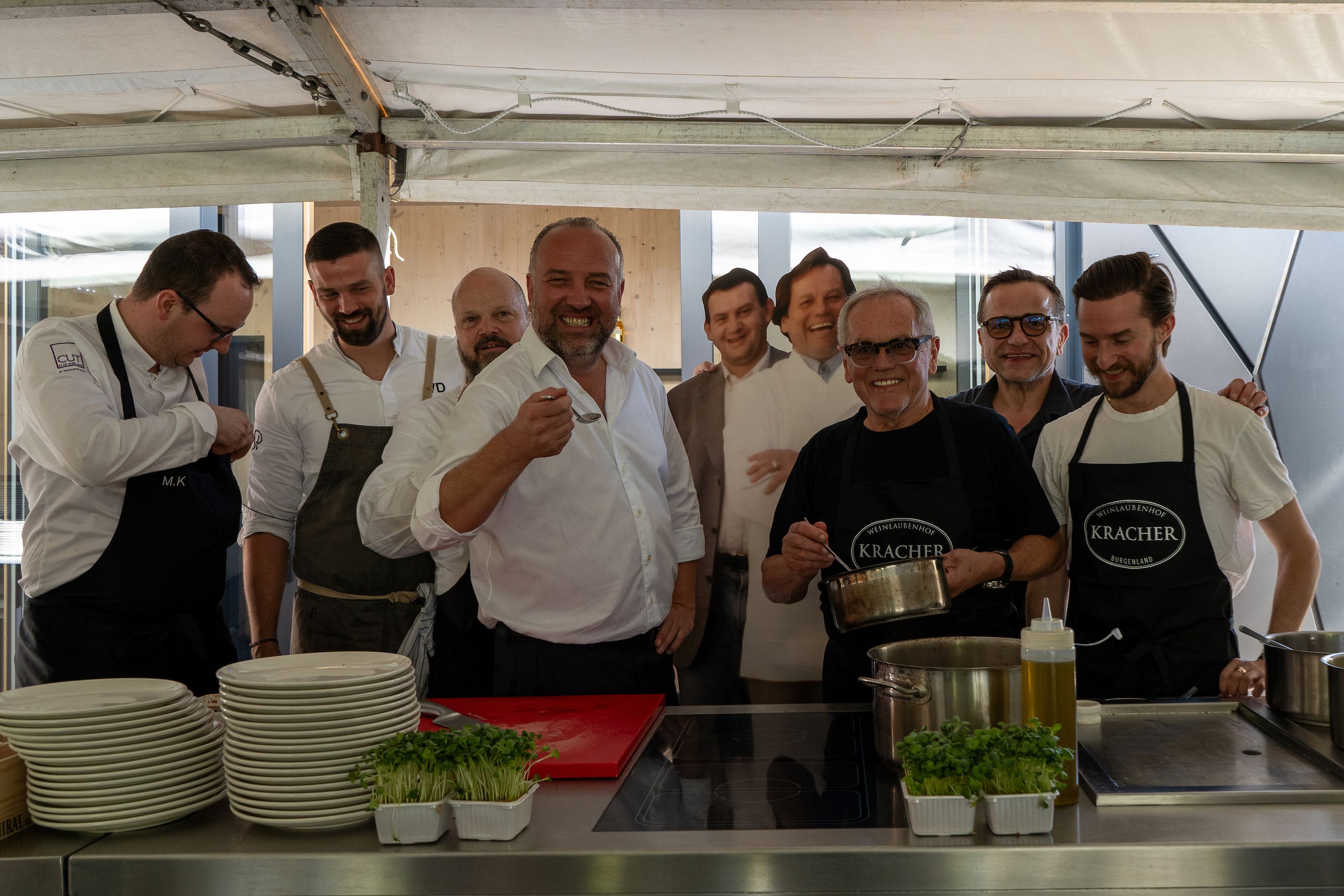 Von den Oscars nach Illmitz: Gerhard Kracher begrüßte bei seiner Jahrgangspräsentation Wolfgang Puck und sein Team, die groß aufkochten.