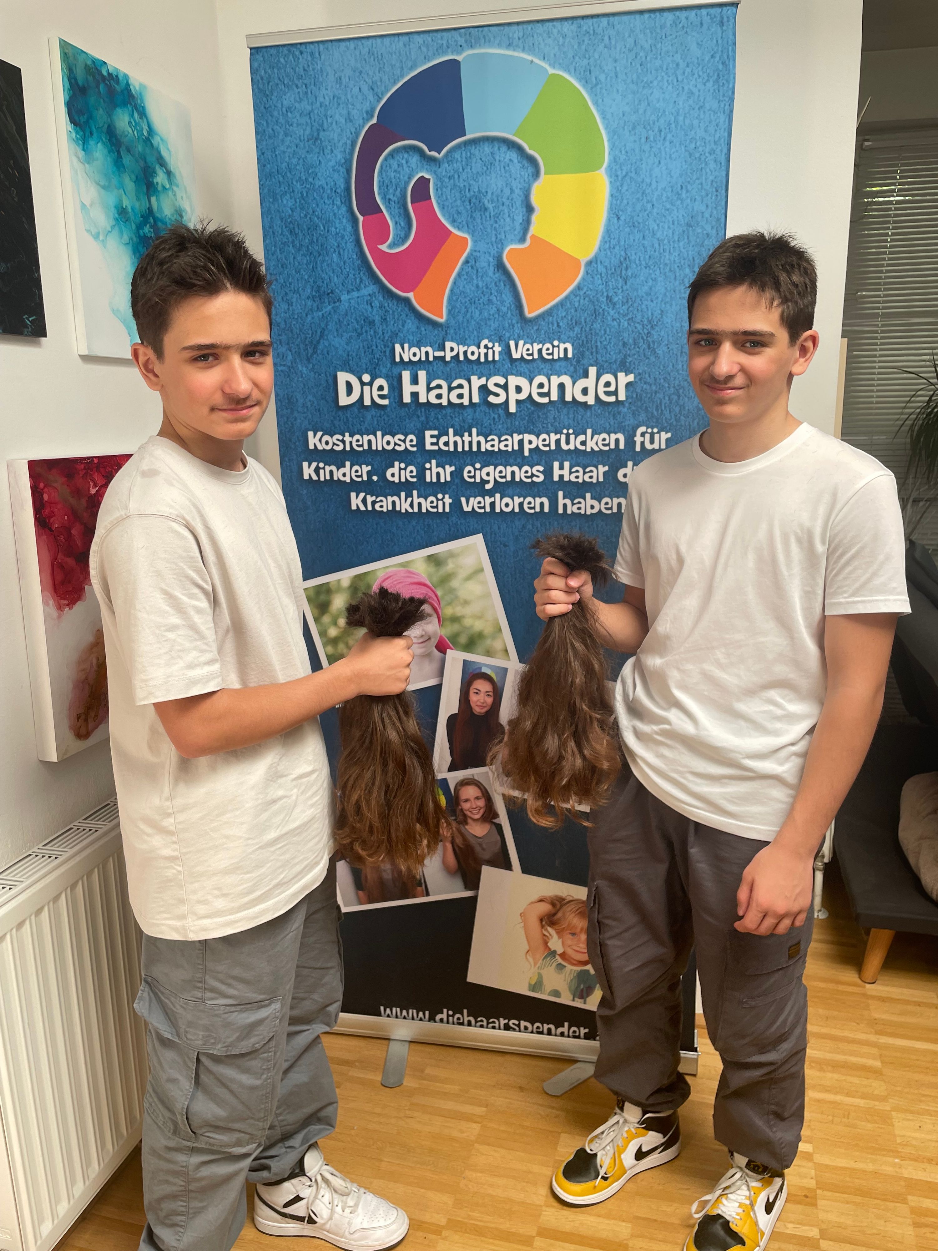 Zwillinge aus Wien-Meidling spendeten Haare für kranke Kinder. 