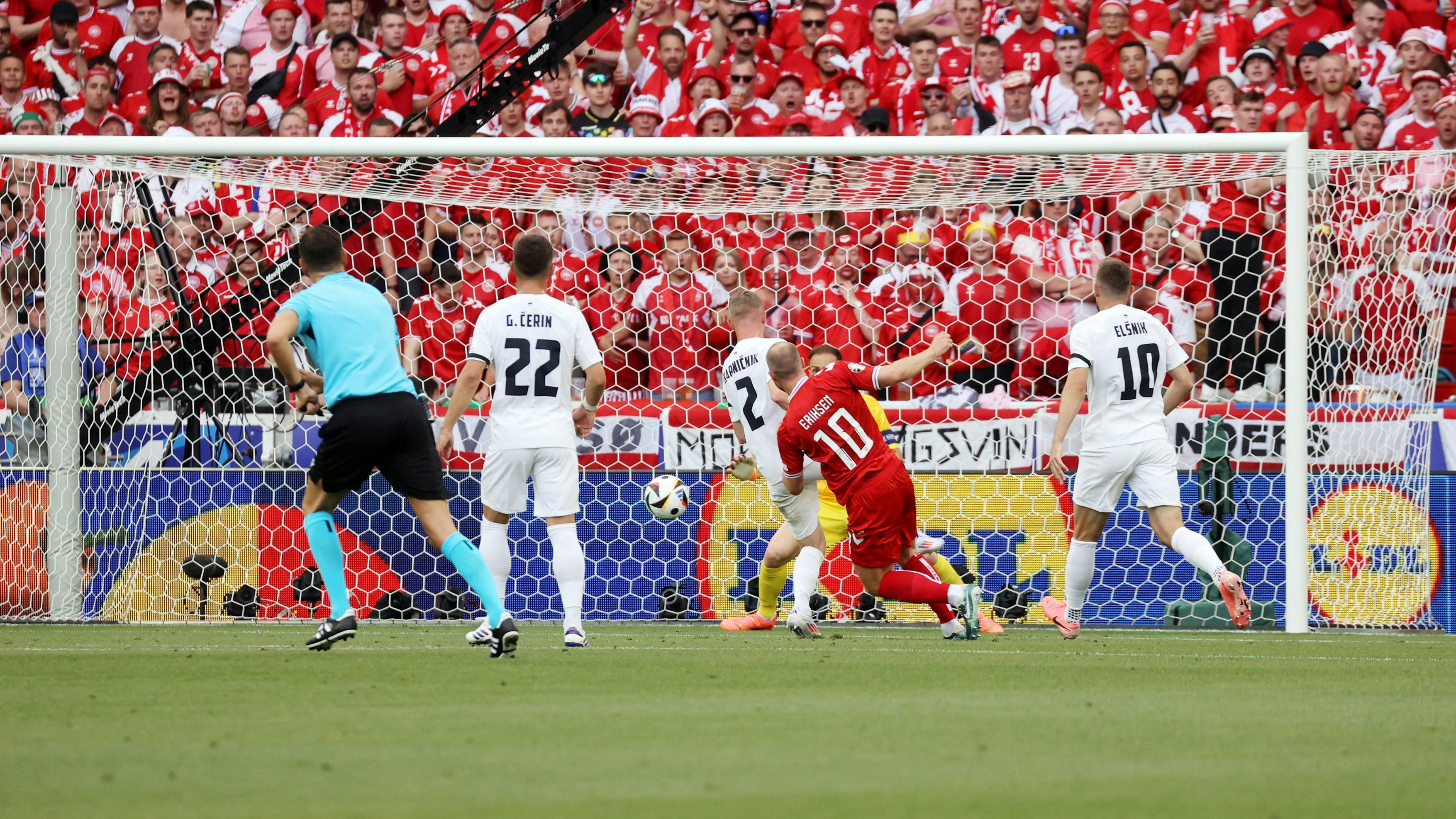 Heute.at - 1:1! Slowenen vermiesen Dänen das Eriksen-Märchen