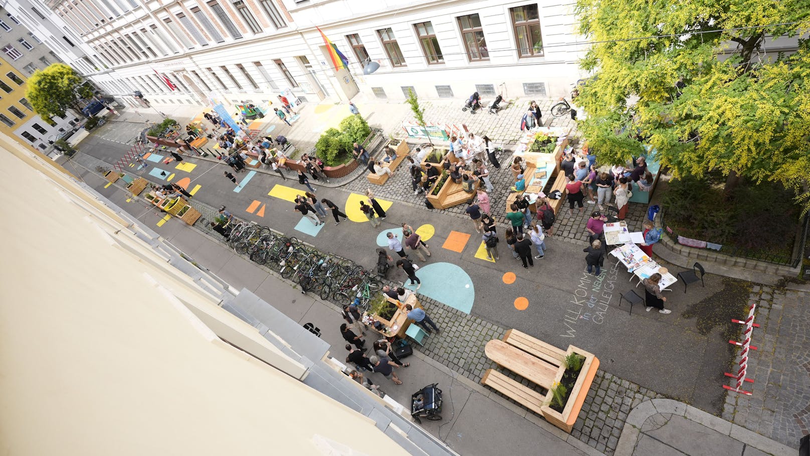 Neben mehr Platz zum Aufenthalt in der Gasse, für den ein eigenen Stadtmobiliar entworfen wird, gibt es auch mehr Grün und Schatten.