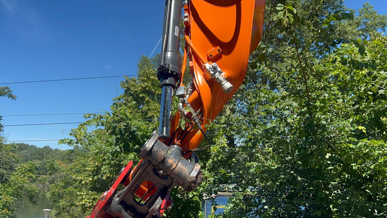 In Greifenstein kam es am Montag zu einem Unfall zwischen einen Güterzug und Bagger. Durch den Zusammenstoß ist der Zug entgleist.