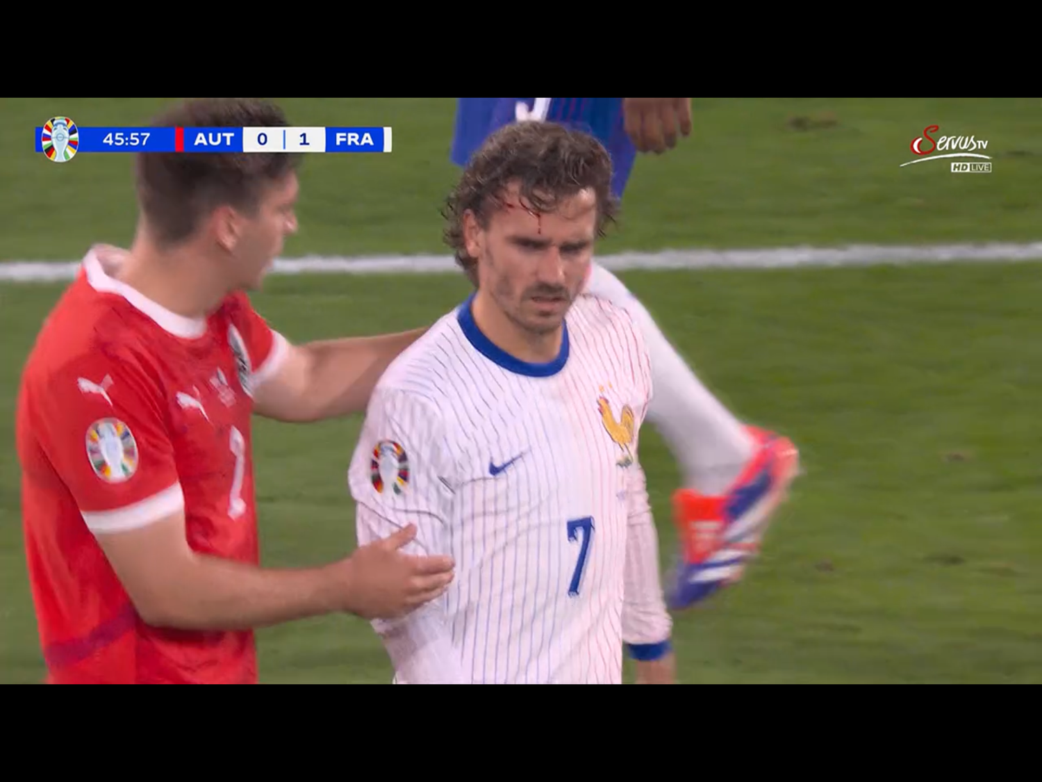 Maxi Wöber schickt Griezmann in die Bande, der blutet am Kopf.