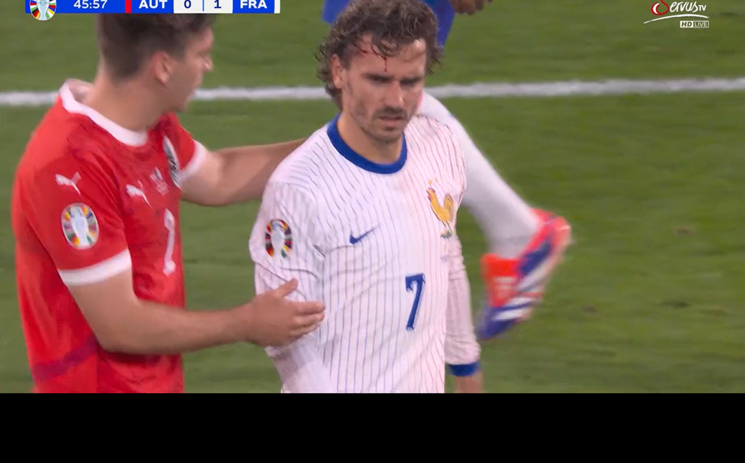 Maxi Wöber schickt Griezmann in die Bande, der blutet am Kopf.