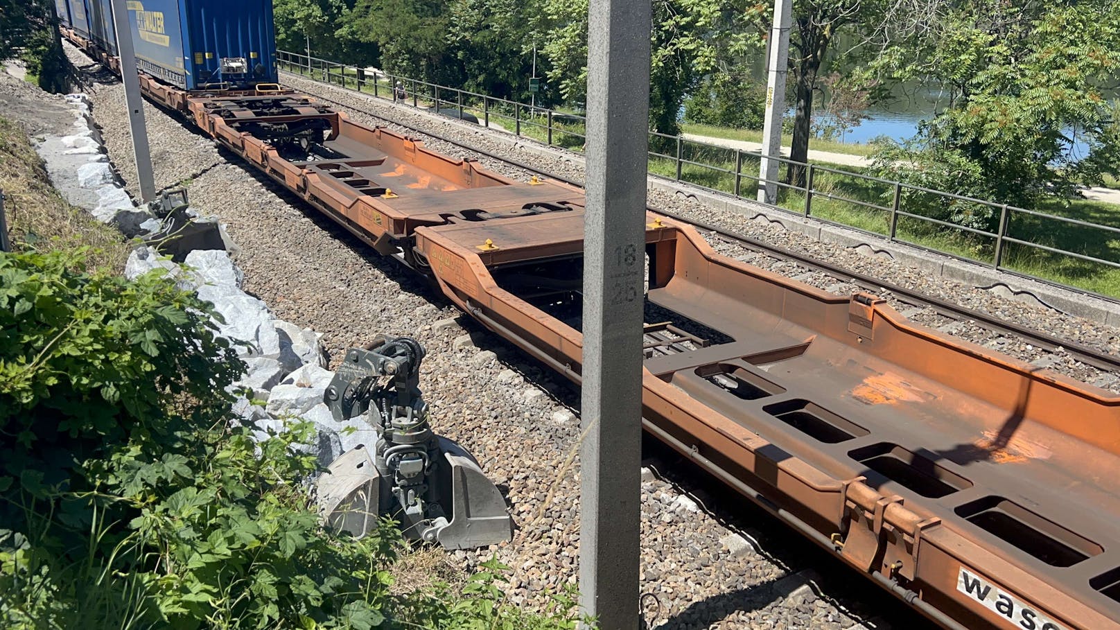 In Greifenstein kam es am Montag zu einem Unfall zwischen einen Güterzug und Bagger. Durch den Zusammenstoß ist der Zug entgleist.