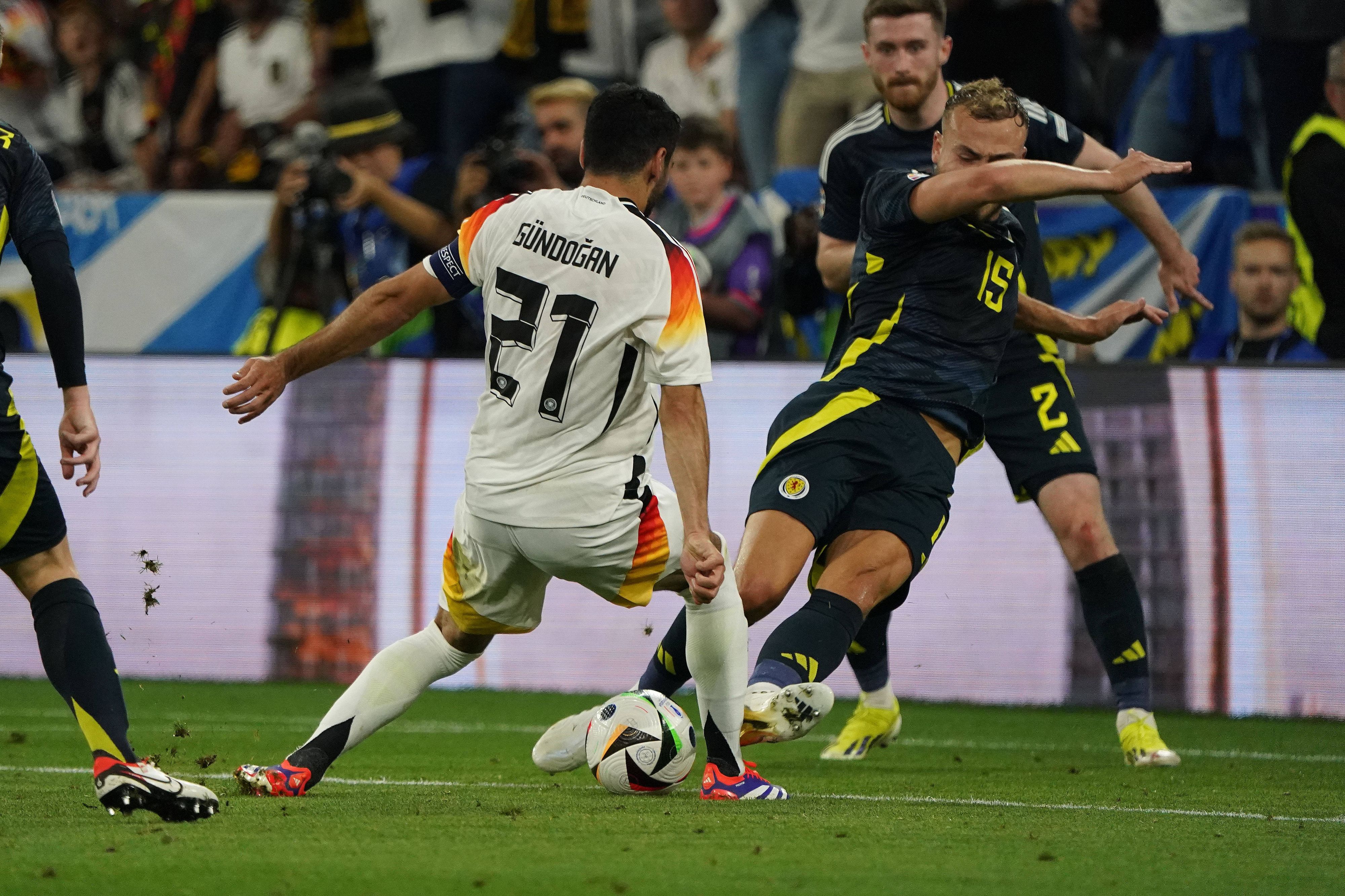 Im Eröffnungsspiel hatte Ilkay Gündogan Glück, dass er sich nicht schwer verletzte. 